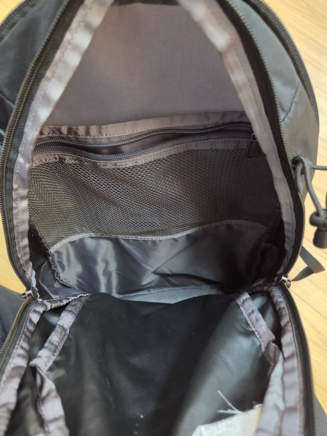 16L 용량의 노스페이스 백팩입니다. 무난한 블랙 색상이라 어느 옷에나  상품이미지4