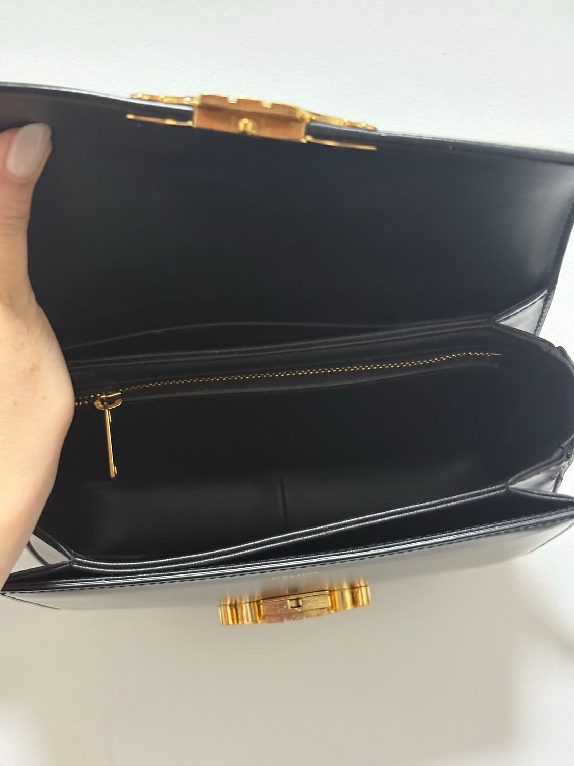 셀린느 트리옹페 틴 블랙 금장로고 숄더백 상품이미지5