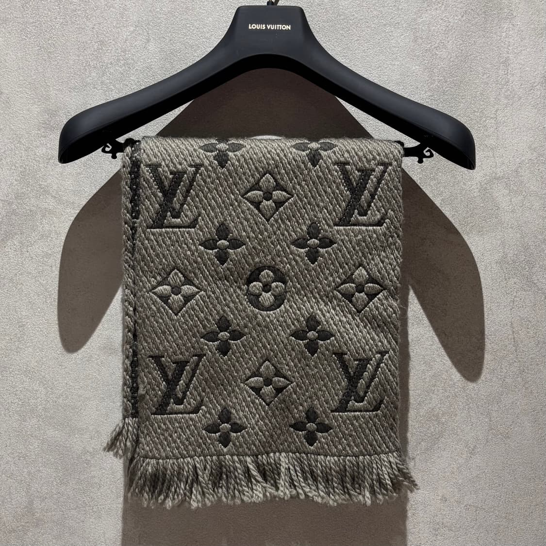 A+ / 루이비통 로고마니아 머플러 블랙 상품이미지1