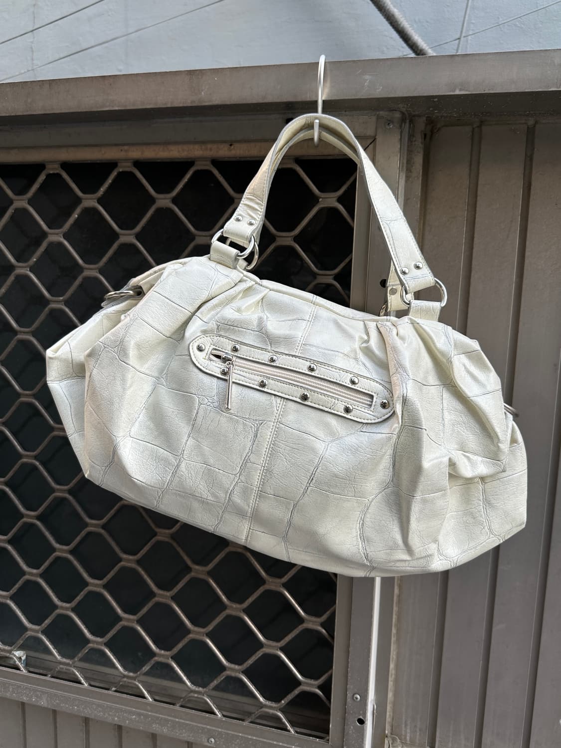 Crack leather stud shoulder bag 상품이미지6