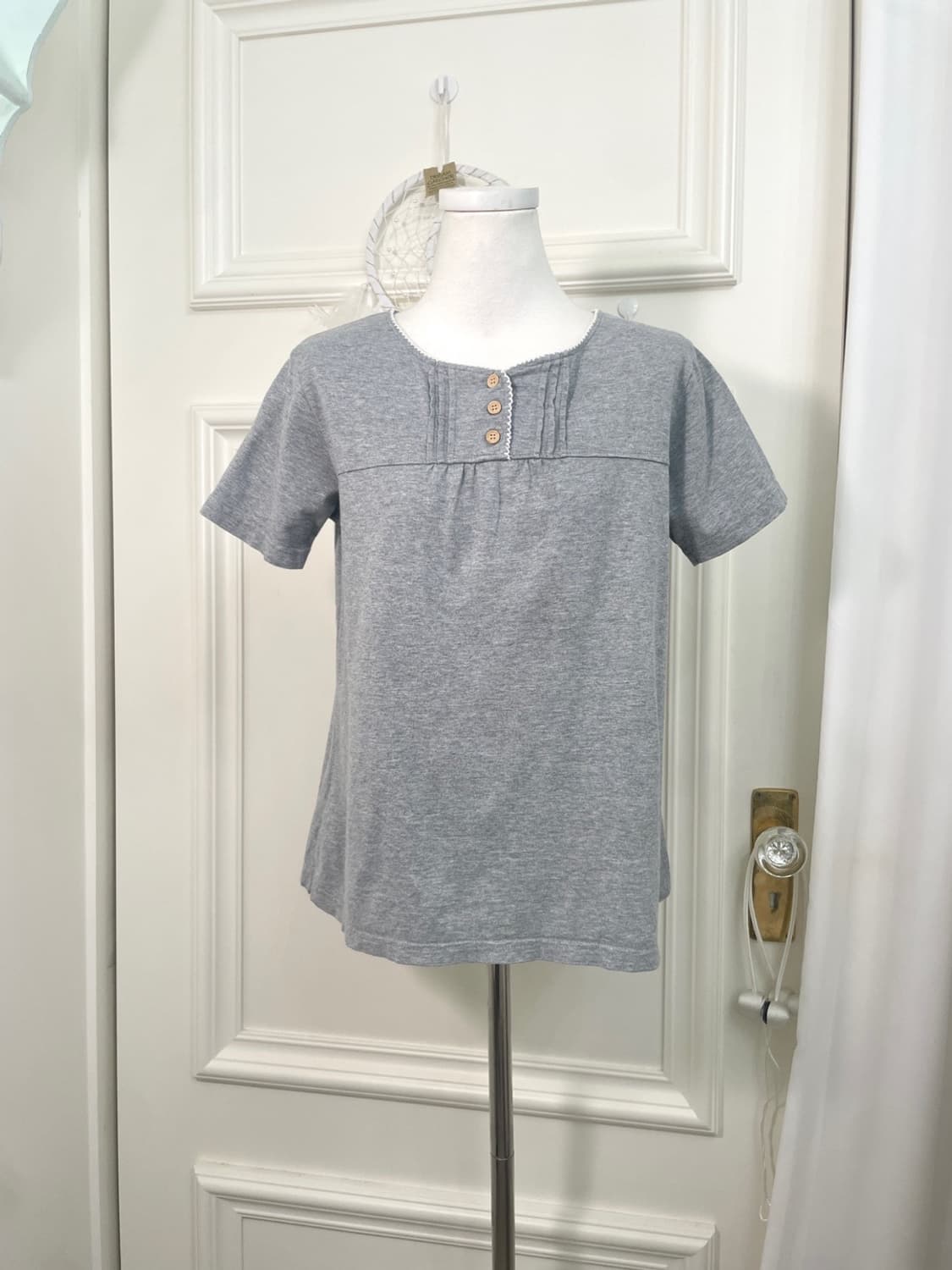 gray lace trim mori half top 상품이미지1
