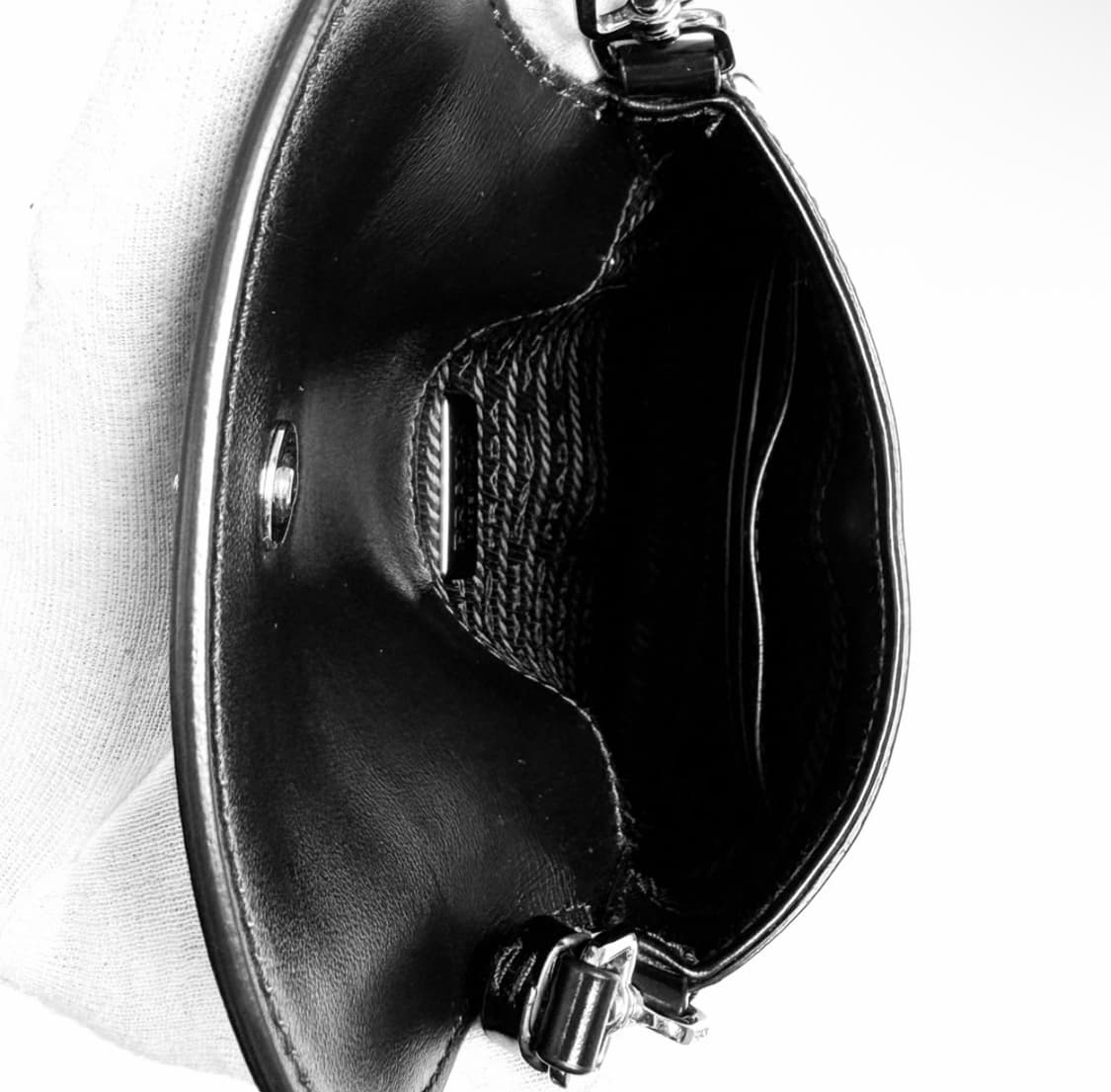 [MINI] 프라다 여성 브러시드 레더 클레오 플랩 숄더백 미니백 블랙 상품이미지9