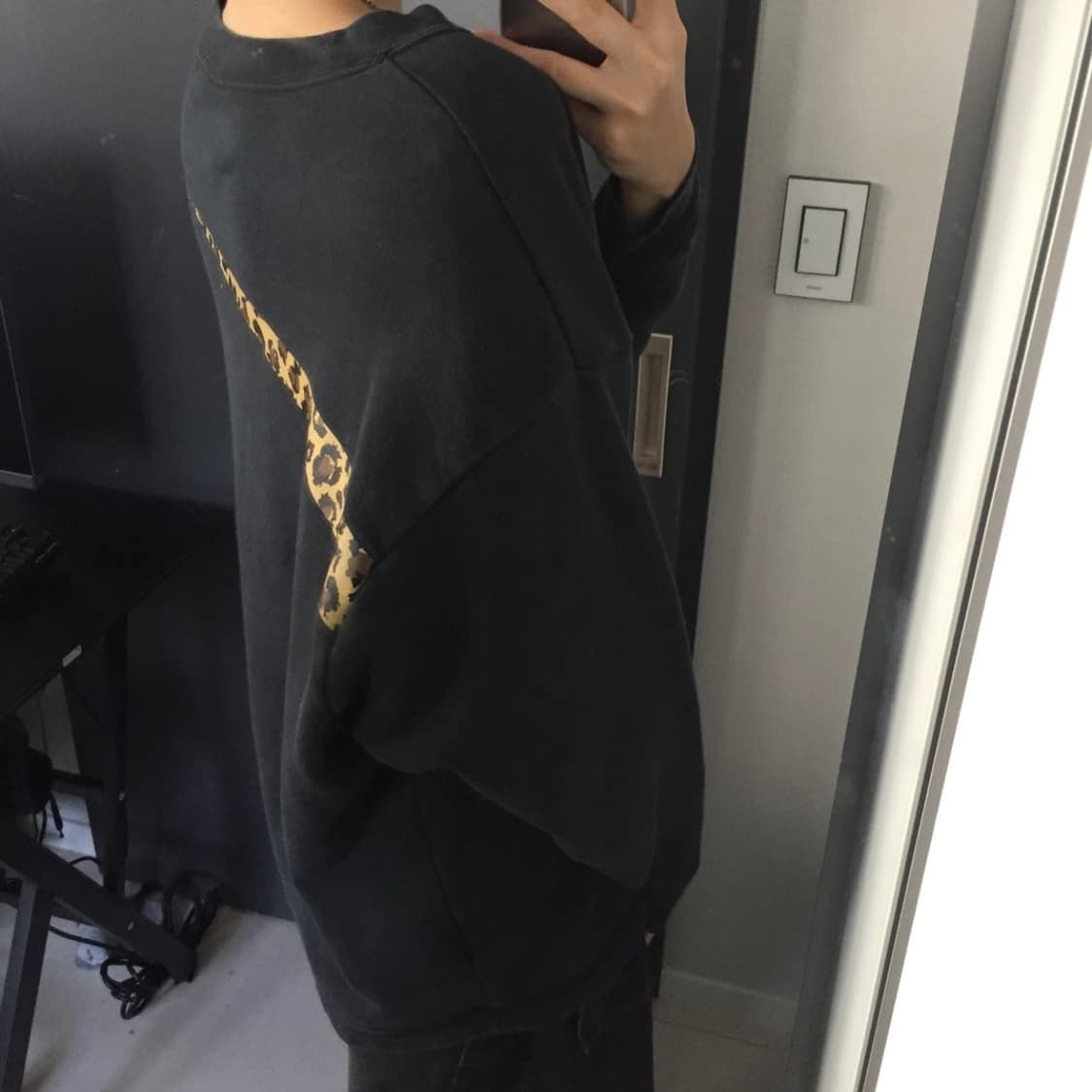 Nike 나이키 오버핏 갸루 레오파드 로고 맨투맨 상품이미지2