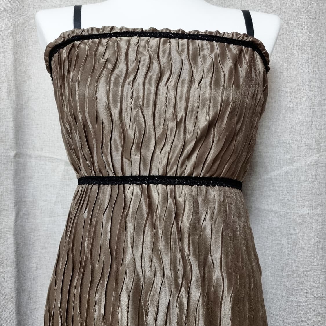 엑시즈팜 원피스 새틴 물결 롱원피스 카키색 (미디움) 새상품 상품이미지4