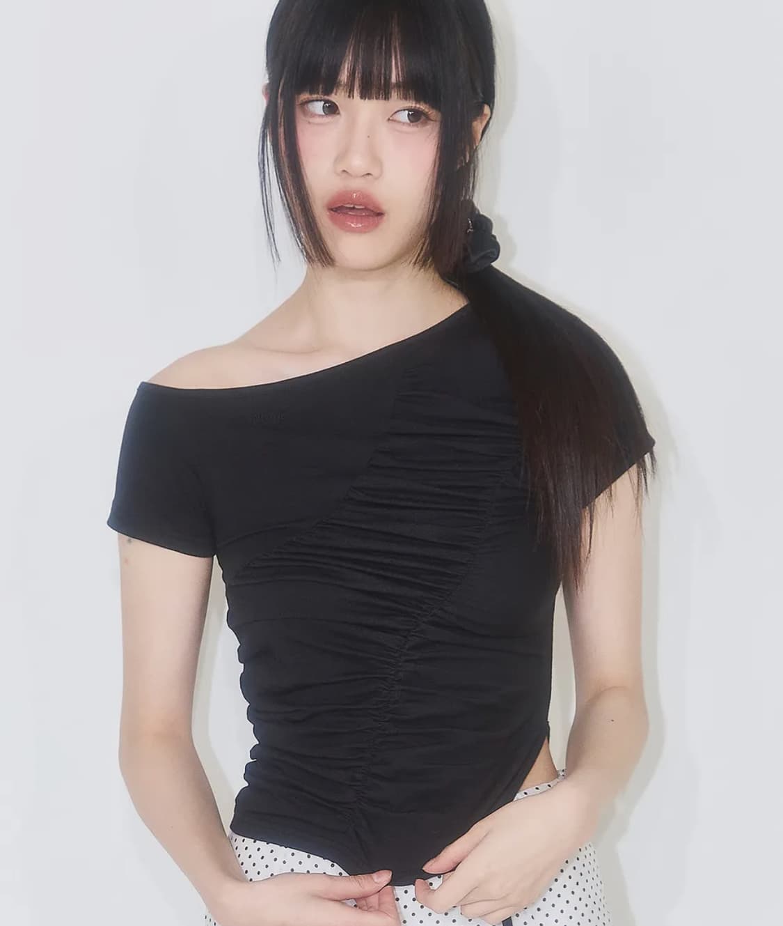 새상품 ) 일리고 원숄더 컷아웃 셔링 탑 블랙 상품이미지3