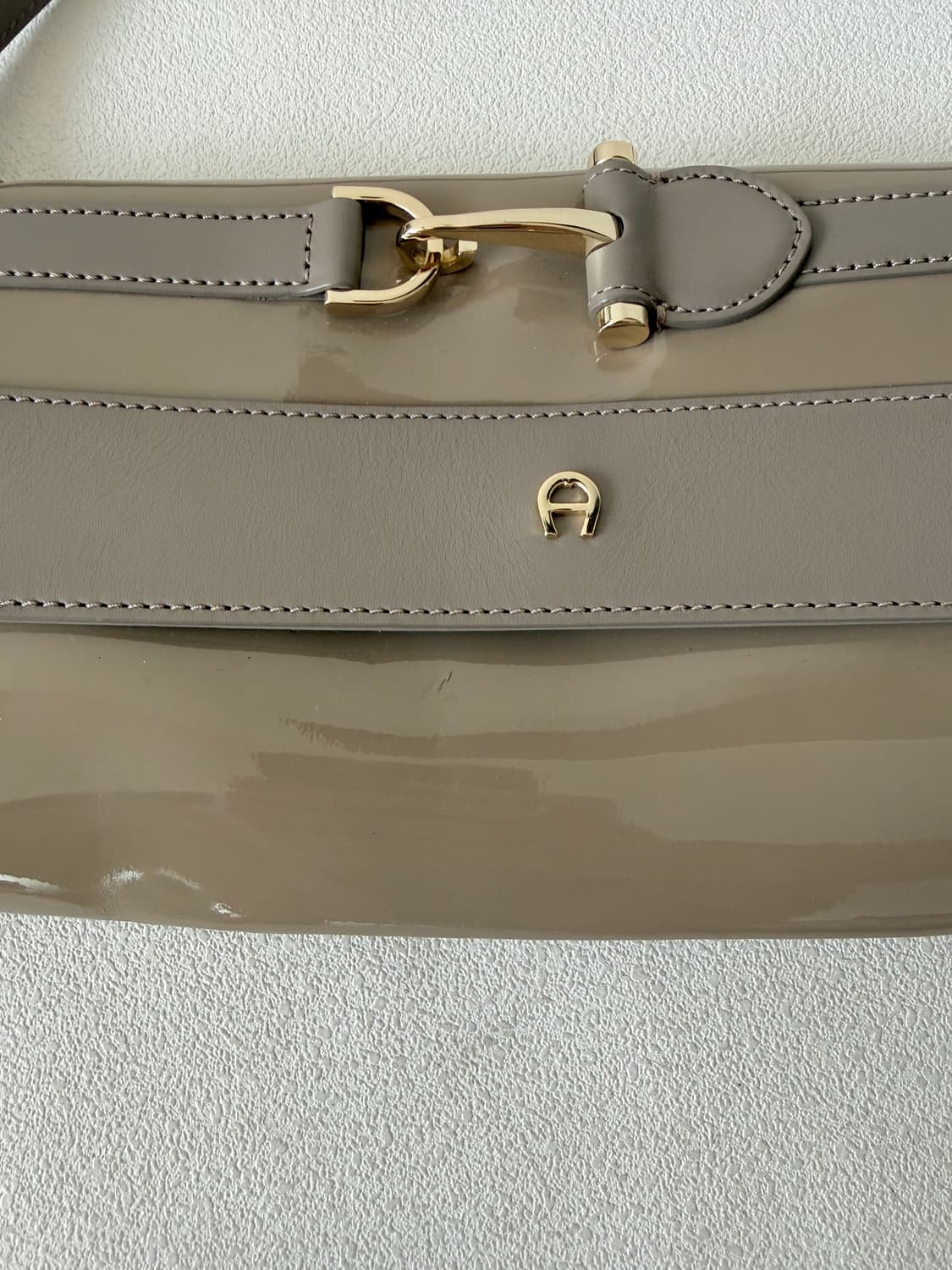 아이그너(AIGNER) 에나멜 레더 숄더백 상품이미지3