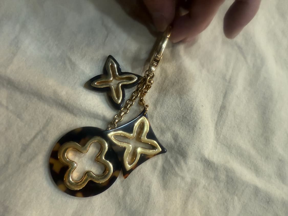 정품 루이비통 래오파드 모노그램 플뢰르 키링 팝니다 상품이미지4