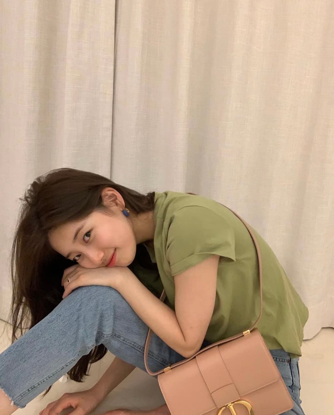 셉템버29 수지 착용 반팔 티셔츠 상품이미지1