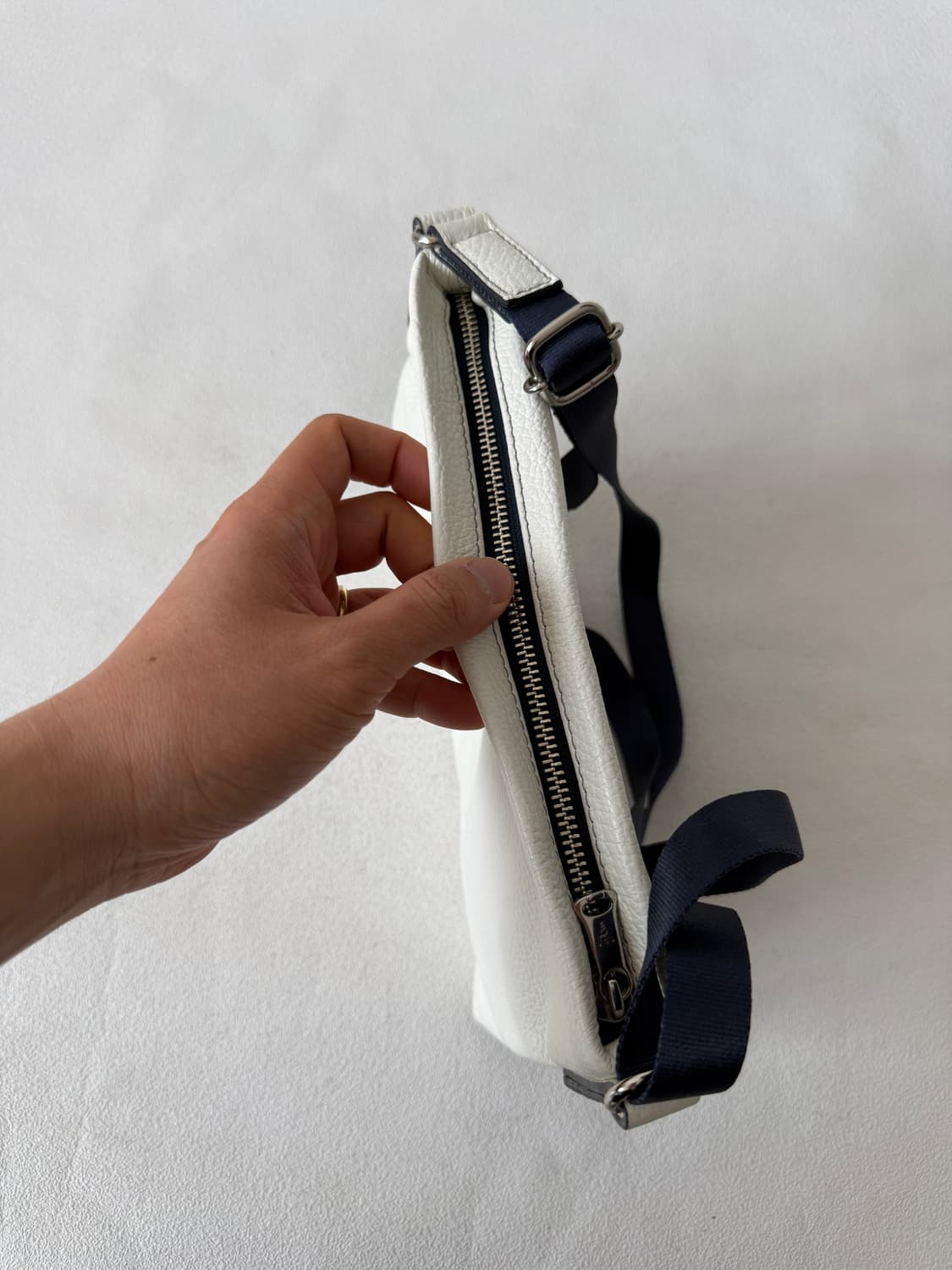 L.E.D.BITES 레더 크로스백 상품이미지3