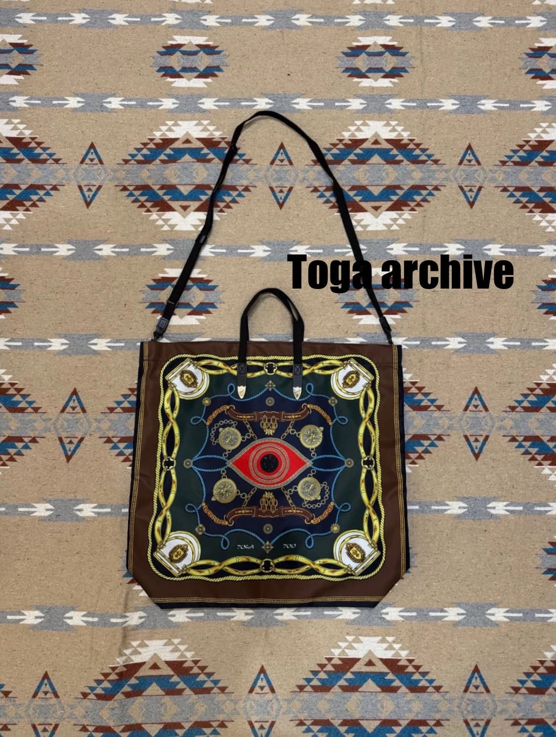 [OS] 토가 아카이브 프린트 토트백 그린 상품이미지1