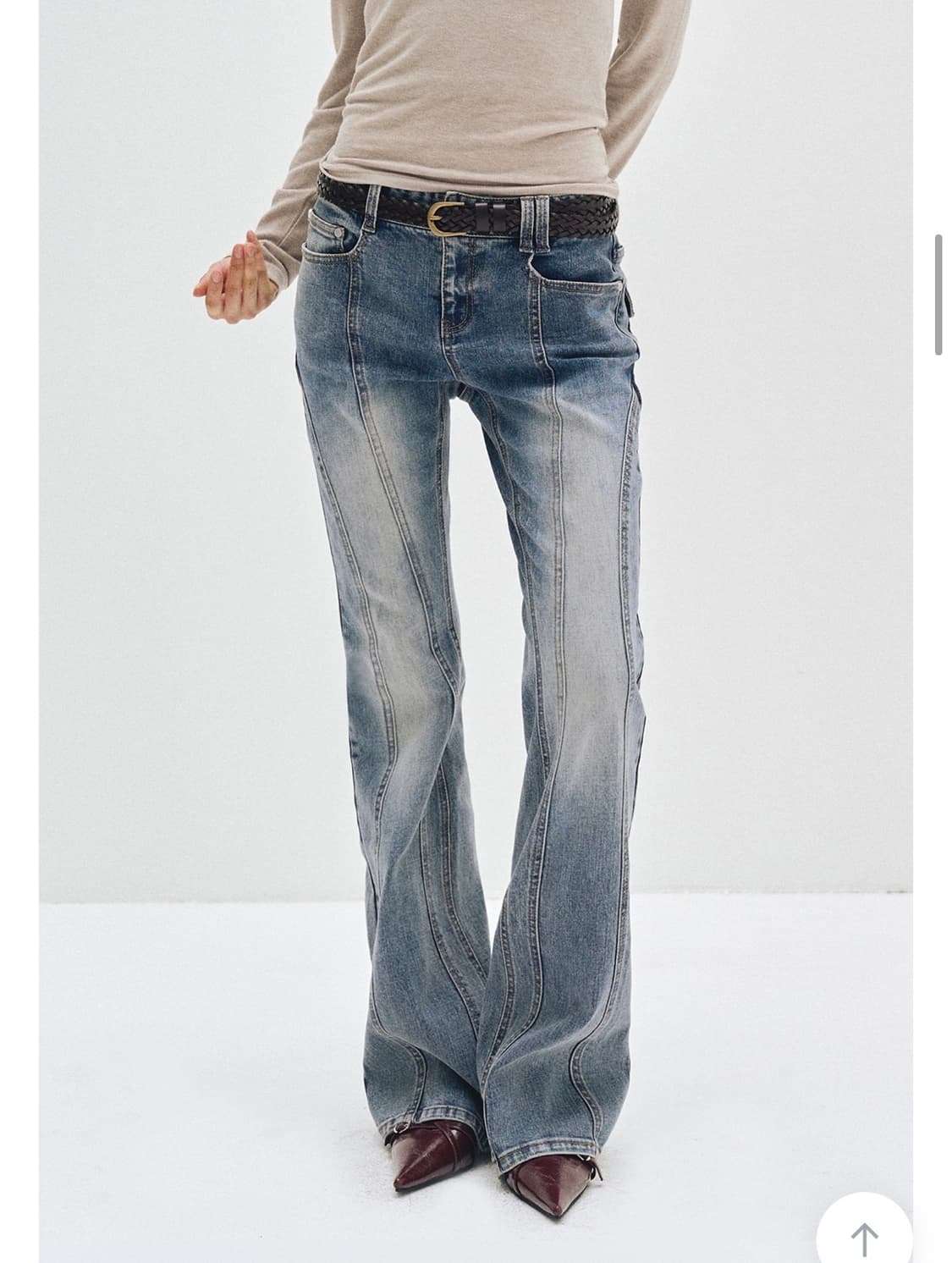 데케트우먼 커브드 슬림 로우라이즈 플레어 진 부츠컷 데님 바지 판매 상품이미지1