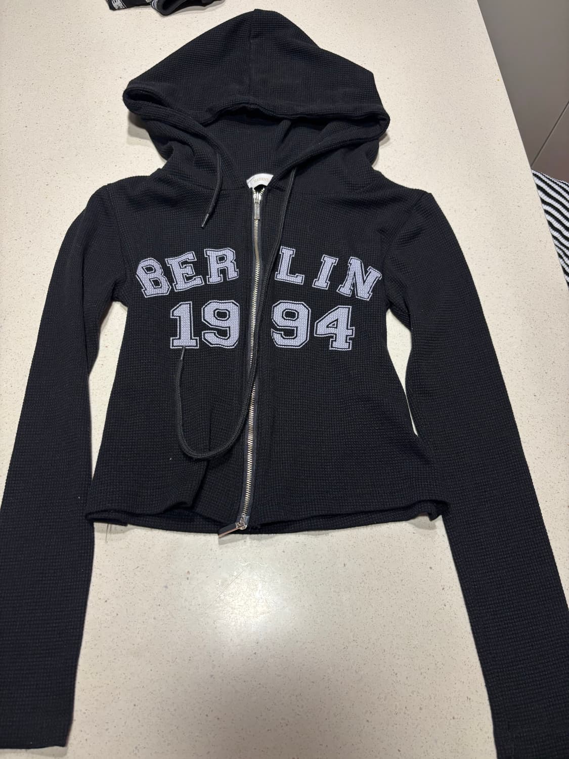 Brandy Melville Berlin 크롭 후드집업 상품이미지1