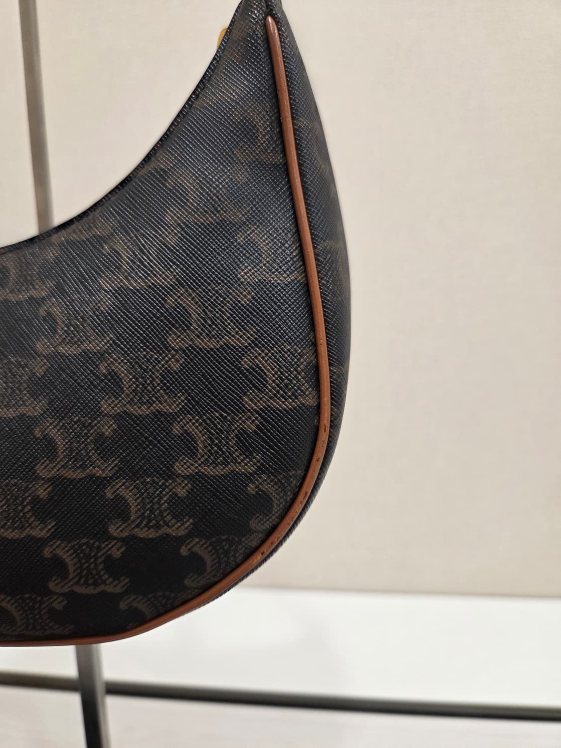 셀린느 트리옹프 아바백 미디움 상품이미지6