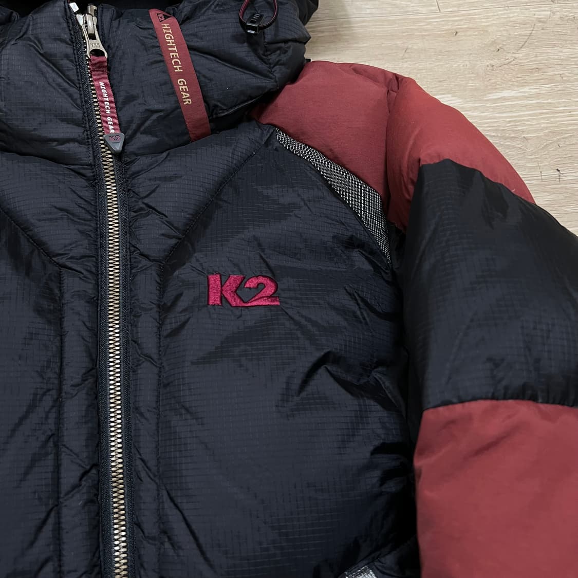 K2 아웃도어 여성 덕다운 배색 후드 패딩 점퍼 [블랙/레드] S/90 상품이미지4