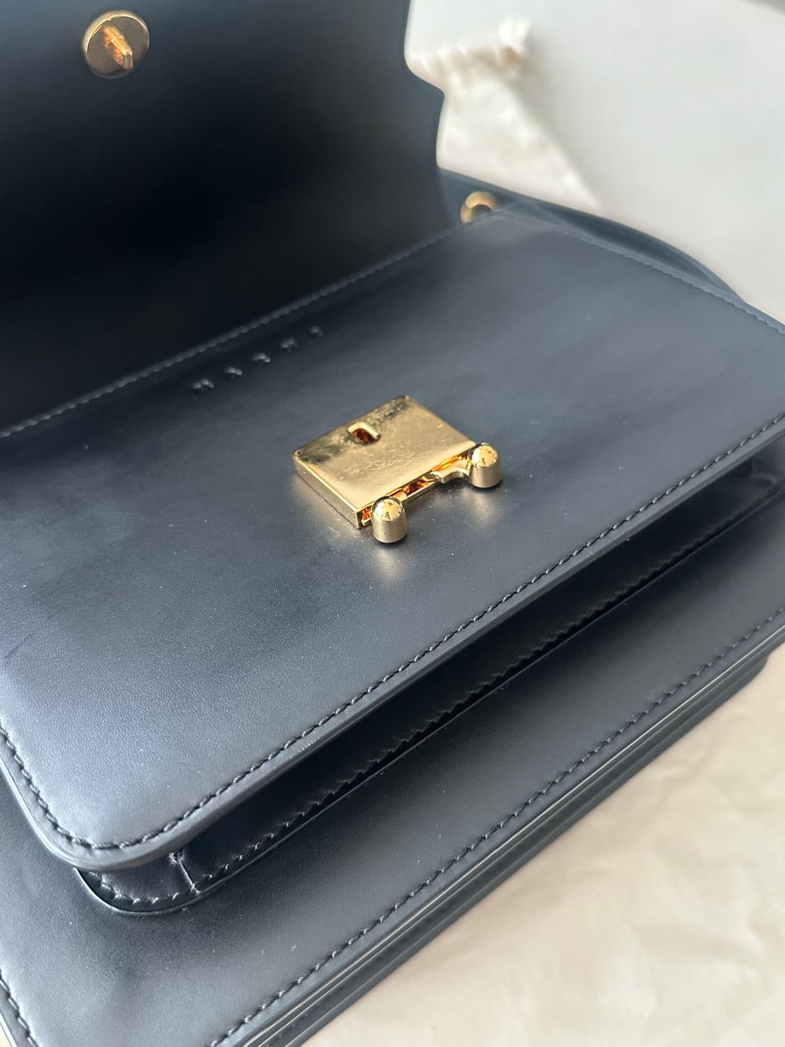 마르니 트렁크백 미디움 블랙 카프 스킨 상품이미지6