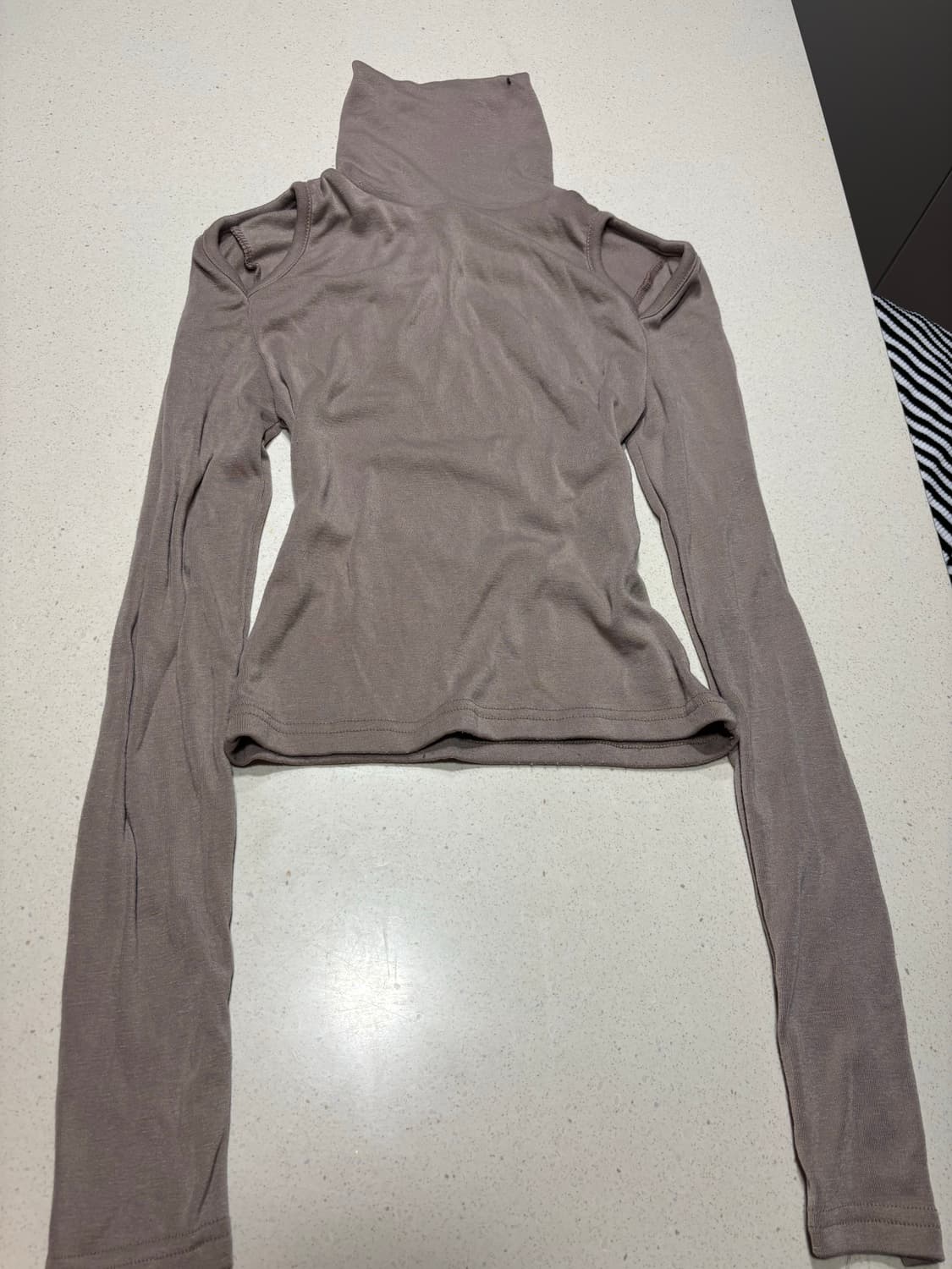 목폴라 긴팔 어깨 뚫림 슬림 티셔츠 상품이미지1