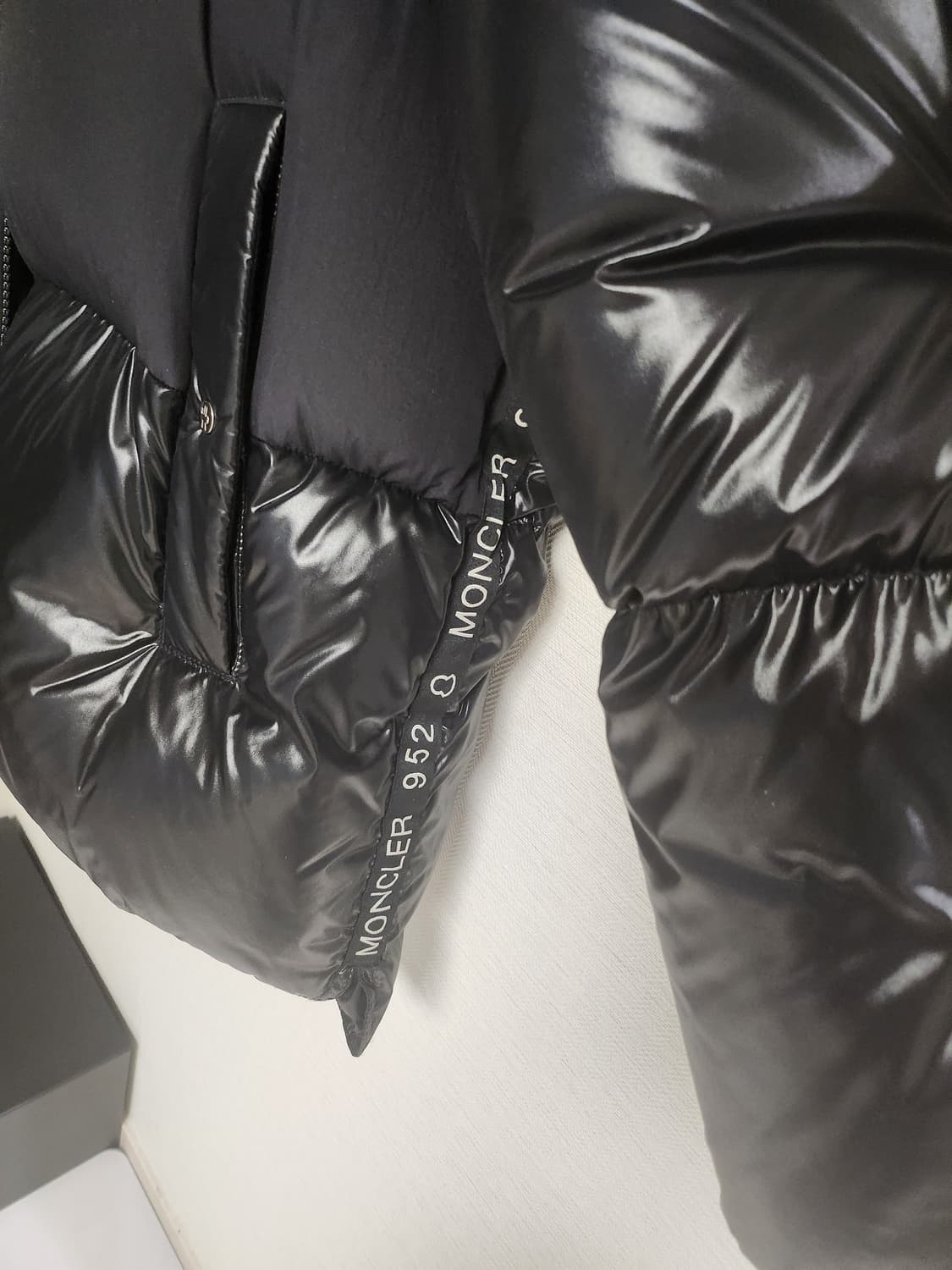 몽클레어 에이나드 Aynard 유광패딩 4사이즈 (박재범착용) 상품이미지4