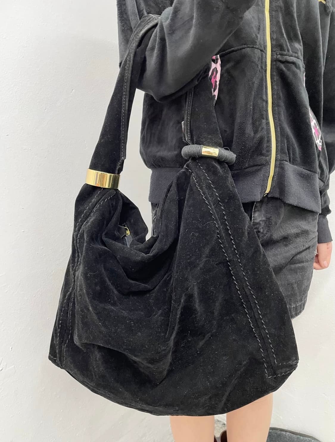 JPN 블랙 벨벳 골드 링 호보백 상품이미지3