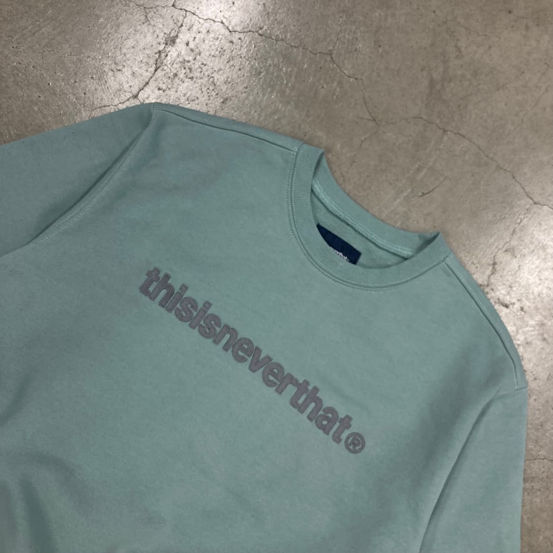 디스이즈네버댓 라이트 그린 컬러 스펠아웃 맨투맨 상품이미지2