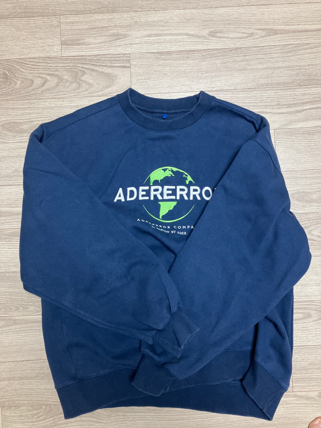 아더에러 유니버셜 맨투맨 네이비 상품이미지1