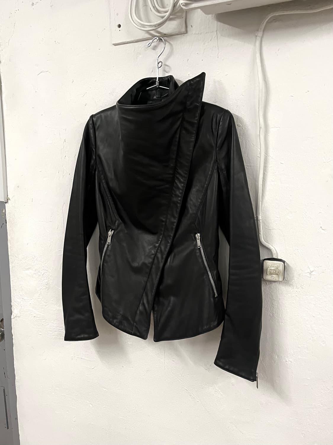 가레스퓨 2012FW 아카이브 램스킨 레더 비대칭 하이넥 자켓 상품이미지2