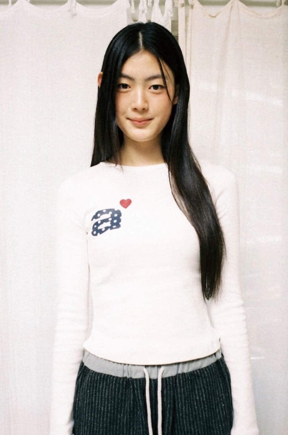 aeae 에이이에이이 도트 스몰 레터 롱 슬리브 화이트 팝니다 상품이미지1