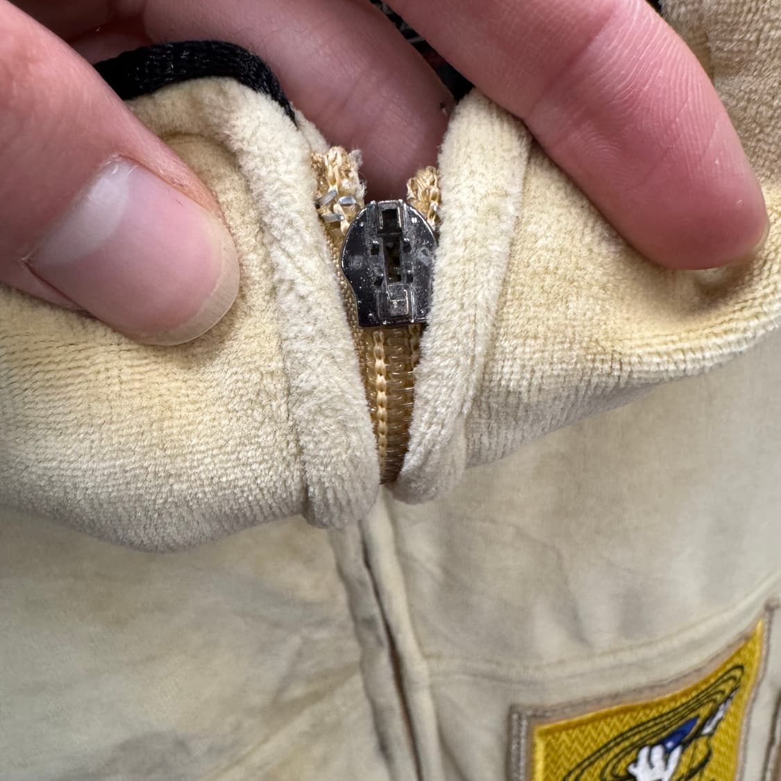 90s 빈티지 올드스쿨 벨벳 트랙자켓 전면 패치 디테일 옐로 상품이미지6