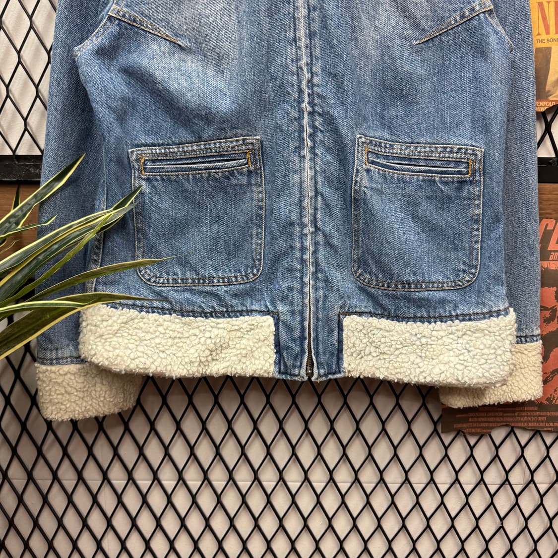 타미 진스 빈티지 데님 쉐르파 자켓 전면 투포켓 디테일 아이보리 배색 상품이미지4