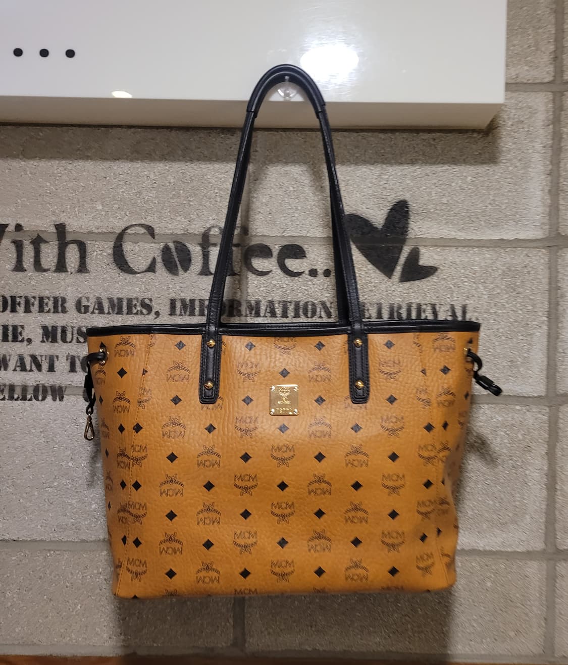 MCM 리버시블 비세토스 쇼퍼백 상품이미지1