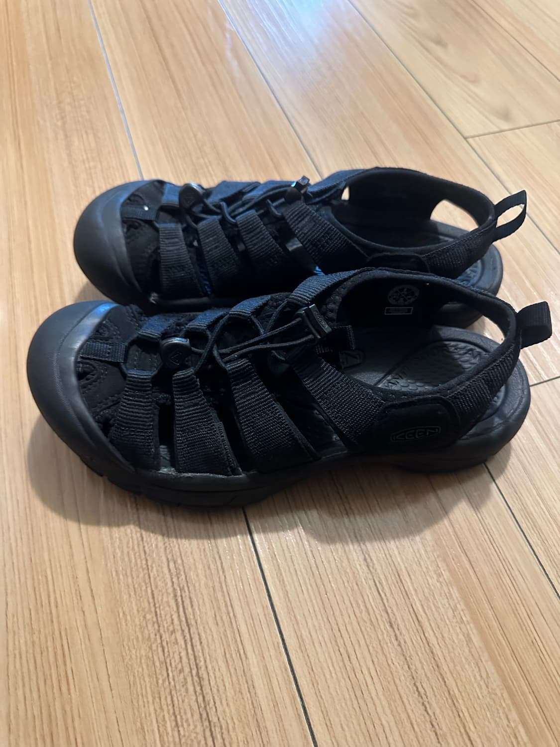 Keen 블랙 샌들 상품이미지2