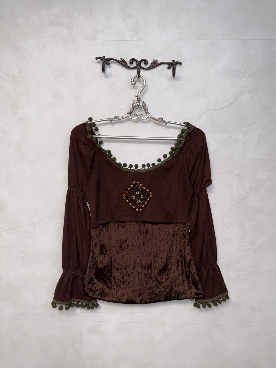 Dark brown ethnic velvet off shoulder bl 상품이미지4