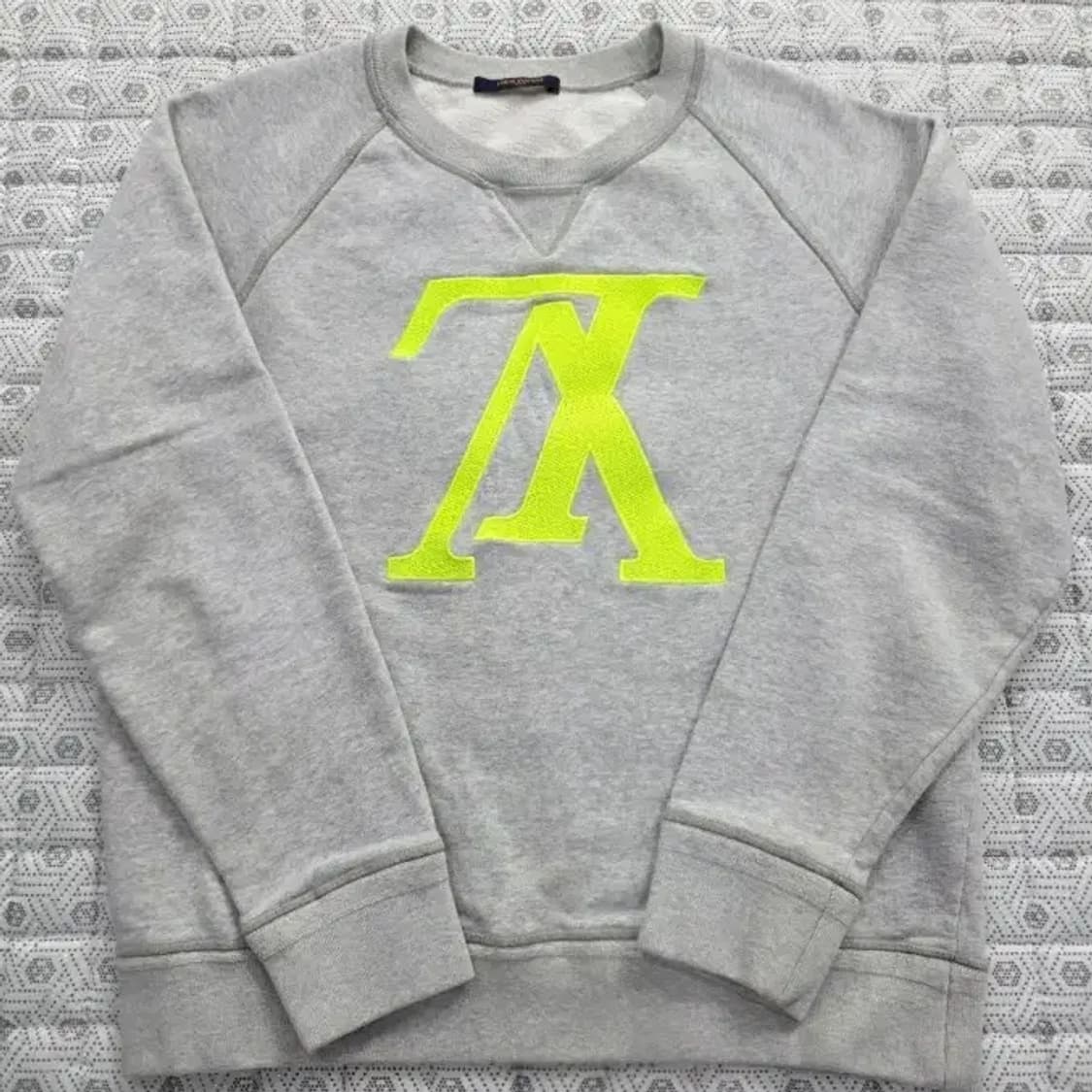 루이비통 네온 로고 맨투맨 그레이 L (드라이완료) 상품이미지1