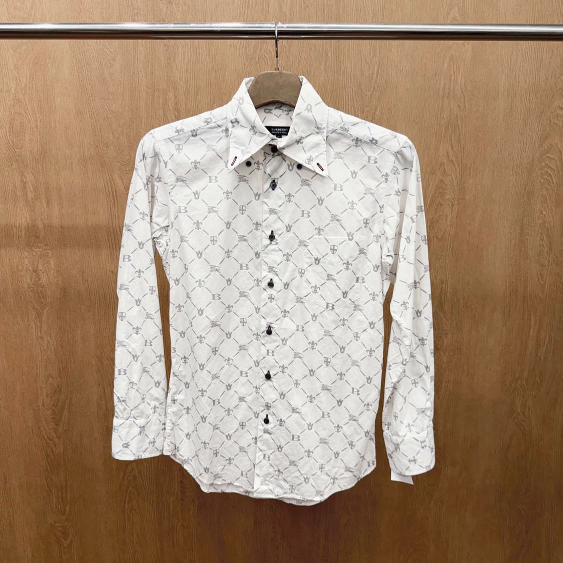 버버리 블랙 라벨 코튼 셔츠 로고 모노그램 패턴 디테일 레귤러핏 화이트 상품이미지2