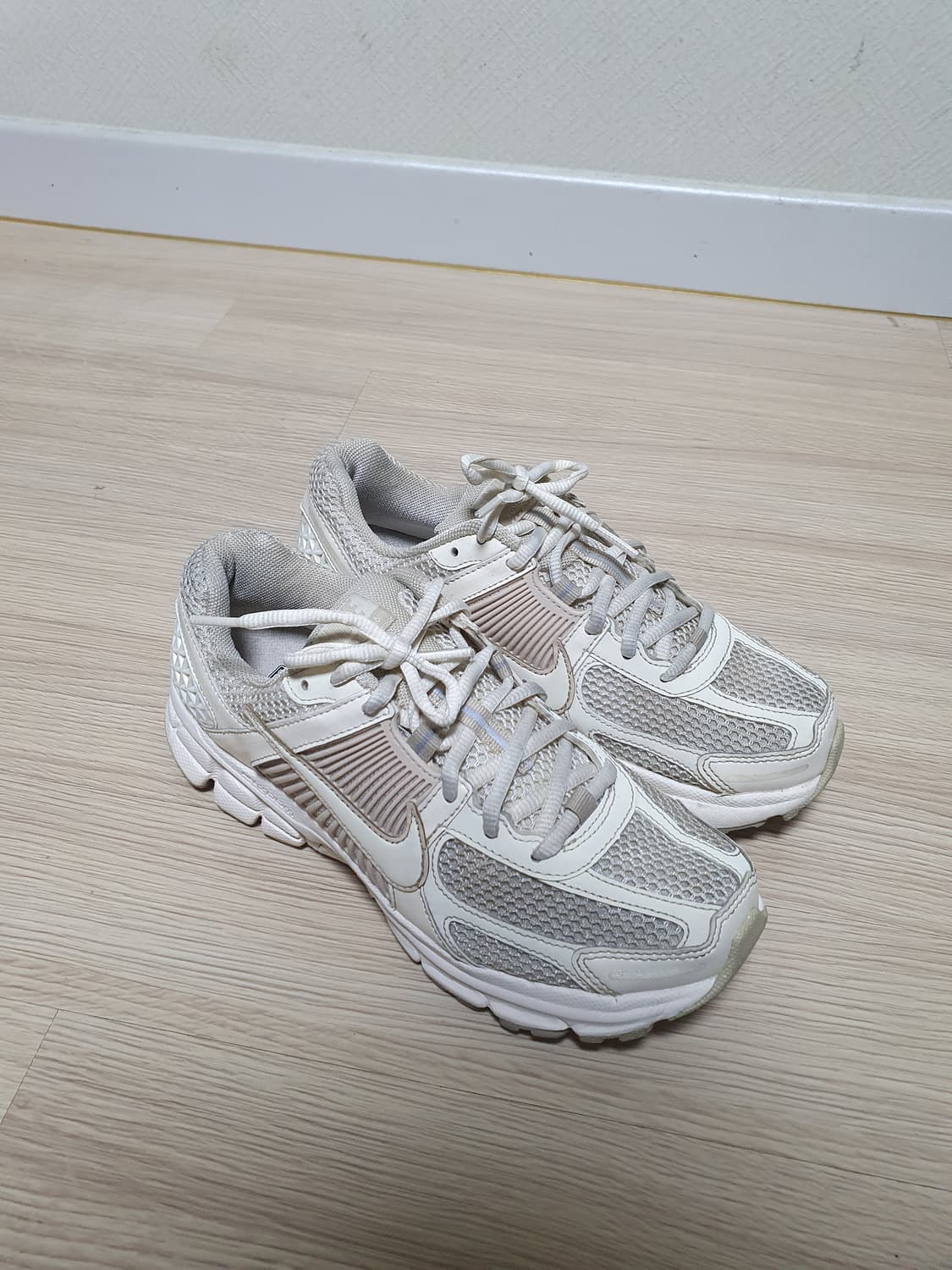 나이키 줌 보메로5 운동화 245 상품이미지2