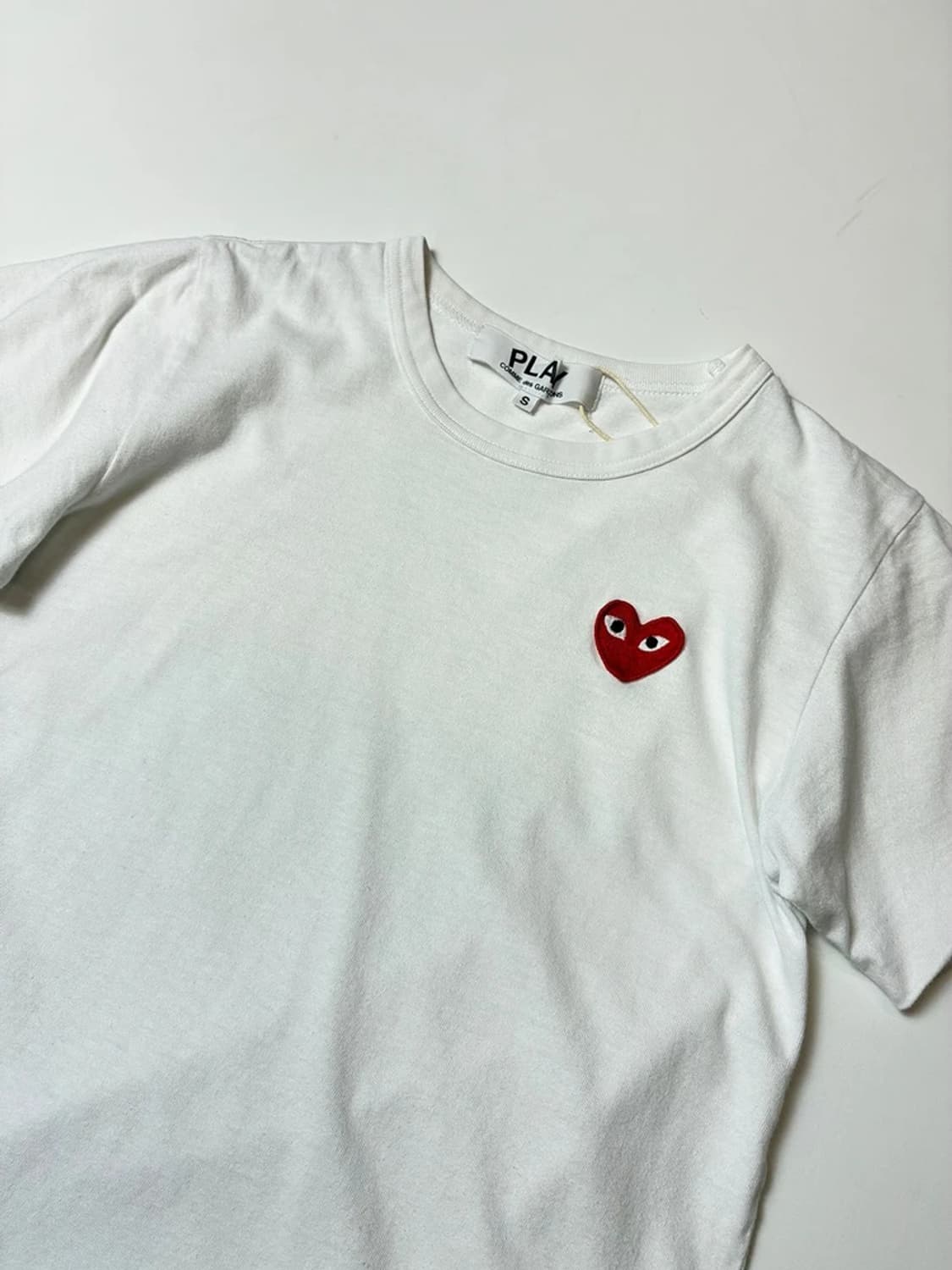 꼼데가르송 우먼스 하트 와펜 반팔 티셔츠 PN8571 상품이미지2