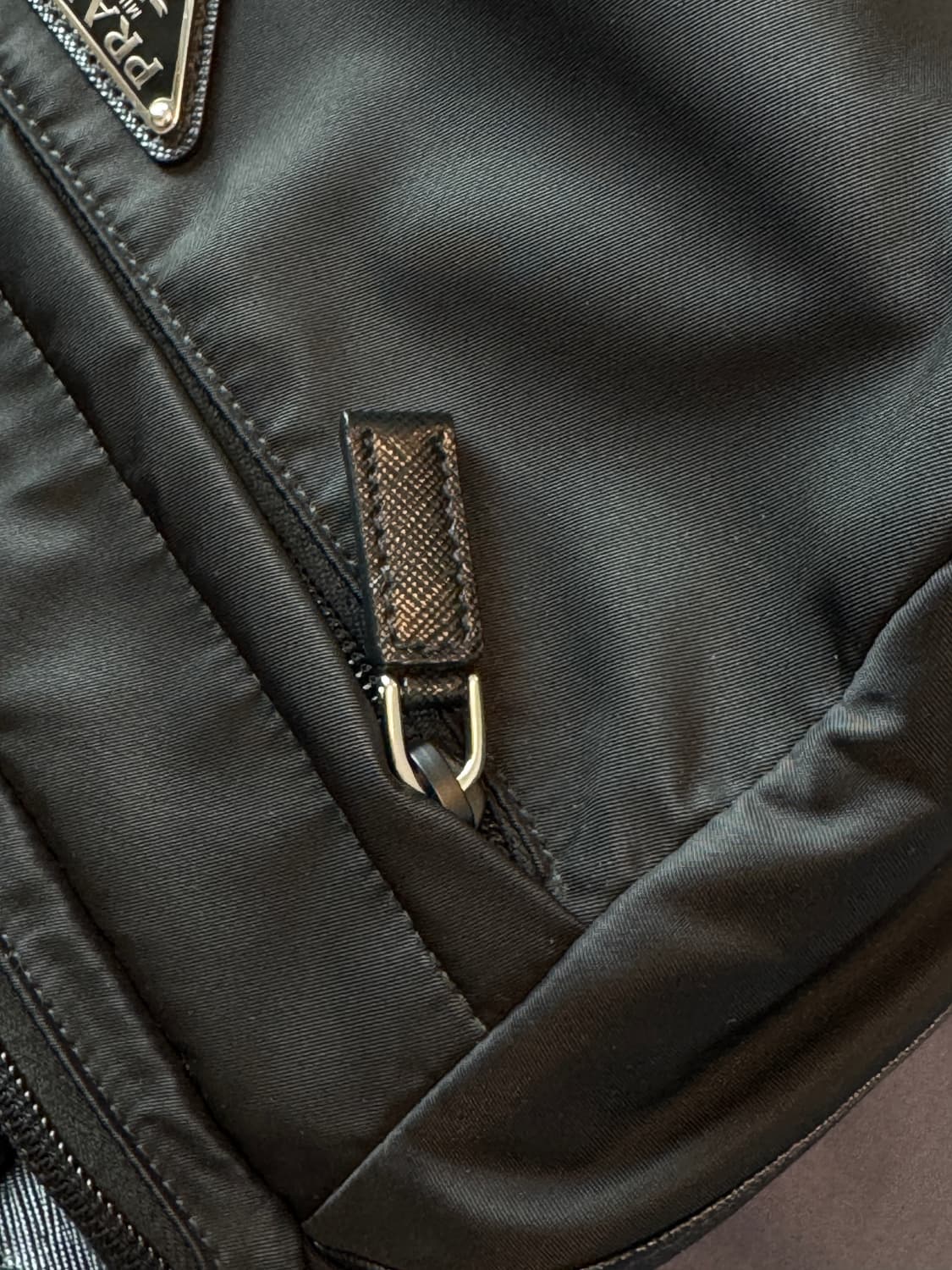 [국내매장판] 프라다 바이커백 미디움 상품이미지7