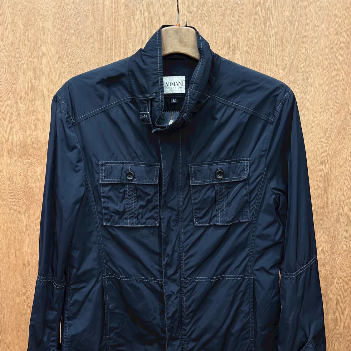 아르마니 꼴레지오니 하이넥 필드 자켓 후면 로고 메탈 장식 디테일 블랙 상품이미지4