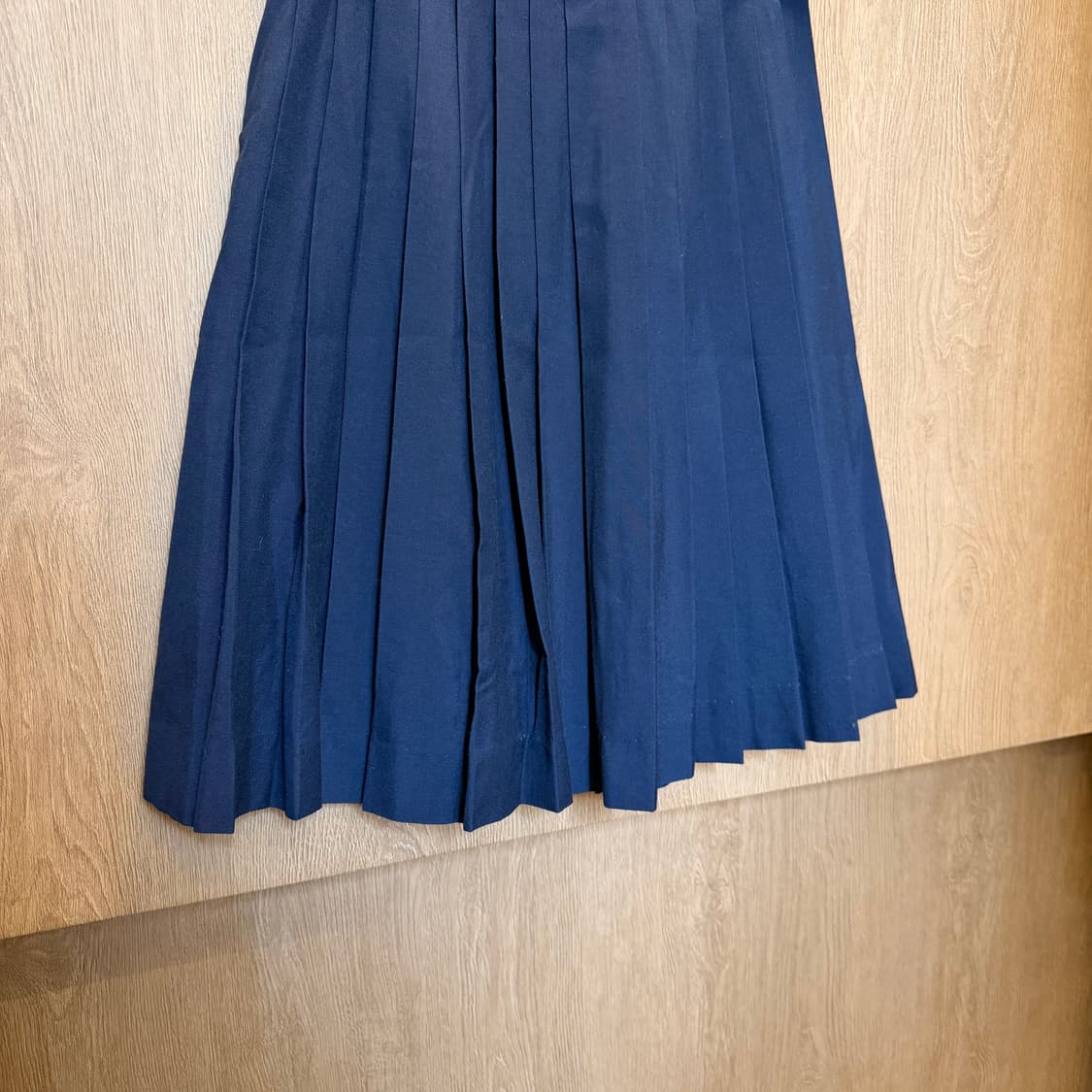 빈티지 플리츠 미디 스커트 허리 사이드 버클 디테일 A라인 네이비 상품이미지4