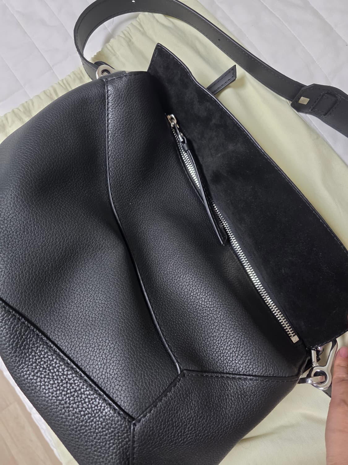 로에베 퍼즐백 라지 블랙  상품이미지3