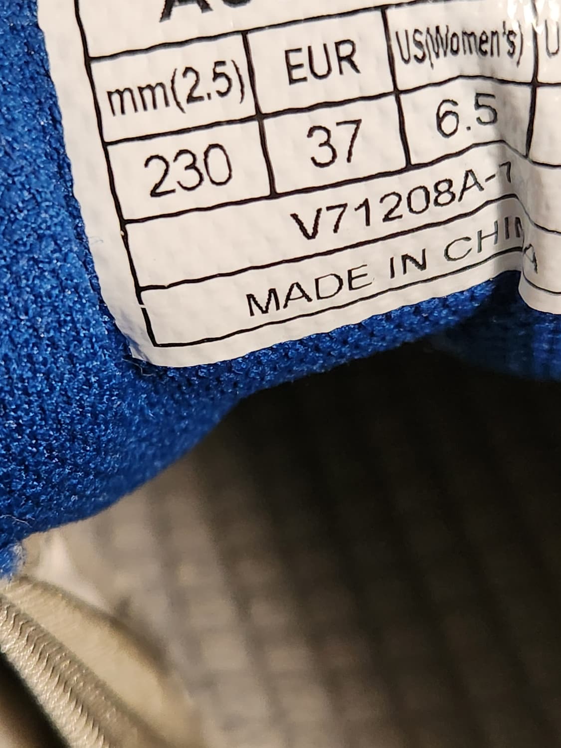 빅터 배드민턴화 사이즈230


여러 중고사이트에도 같이 판매하고 있어서 상품이미지10