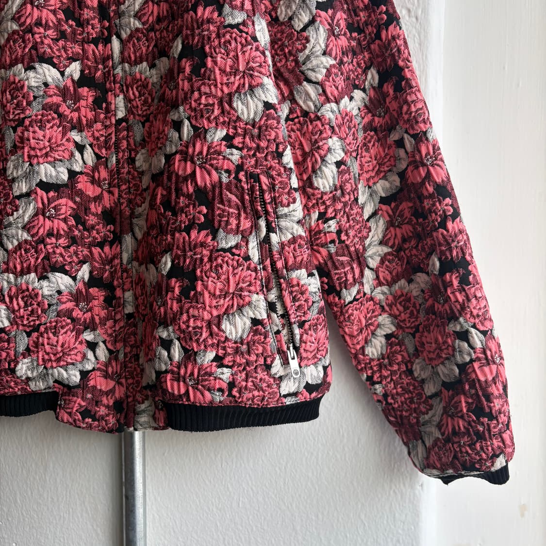 산드로 에보라 플로럴 크롭 봄버 자켓 상품이미지6