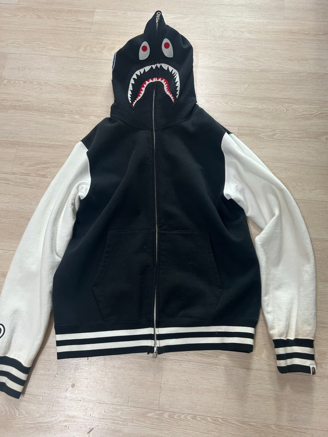 베이프 샤크후드 화이트앤블랙 색상 판매합니다 상품이미지1