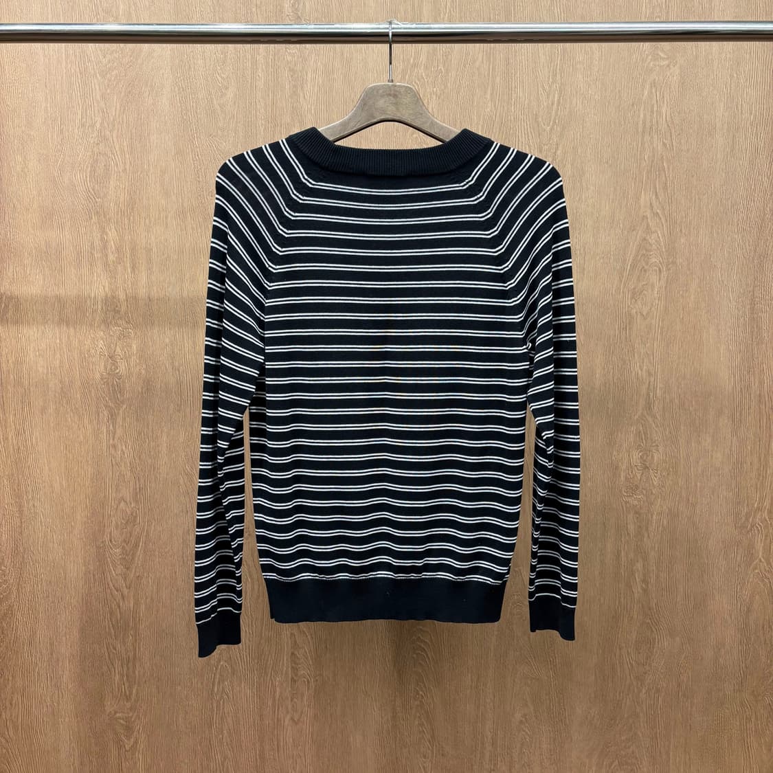 산드로 라운드넥 긴팔 니트 소매 배색 스트라이프 디테일 블랙 상품이미지3