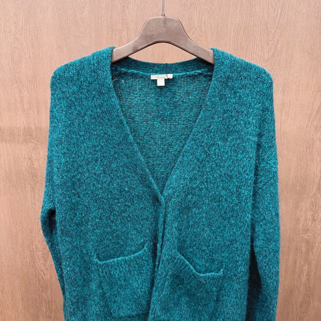 코스 브이넥 긴팔 니트 가디건 패치 포켓 디테일 루즈핏 그린 상품이미지4