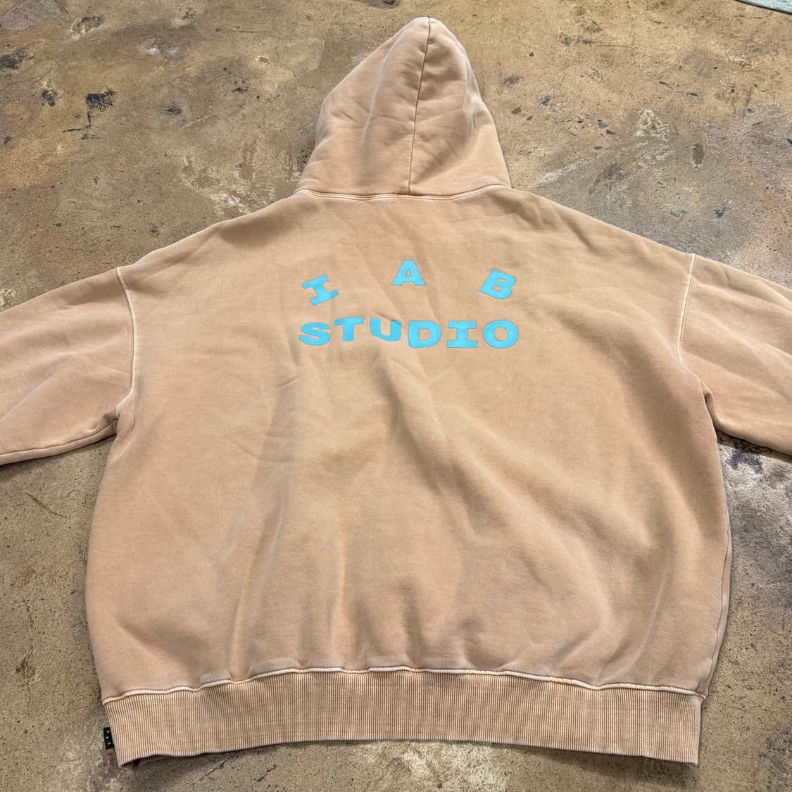 아이앱스튜디오 카멜 베이지 민트 로고 후드티 상품이미지4