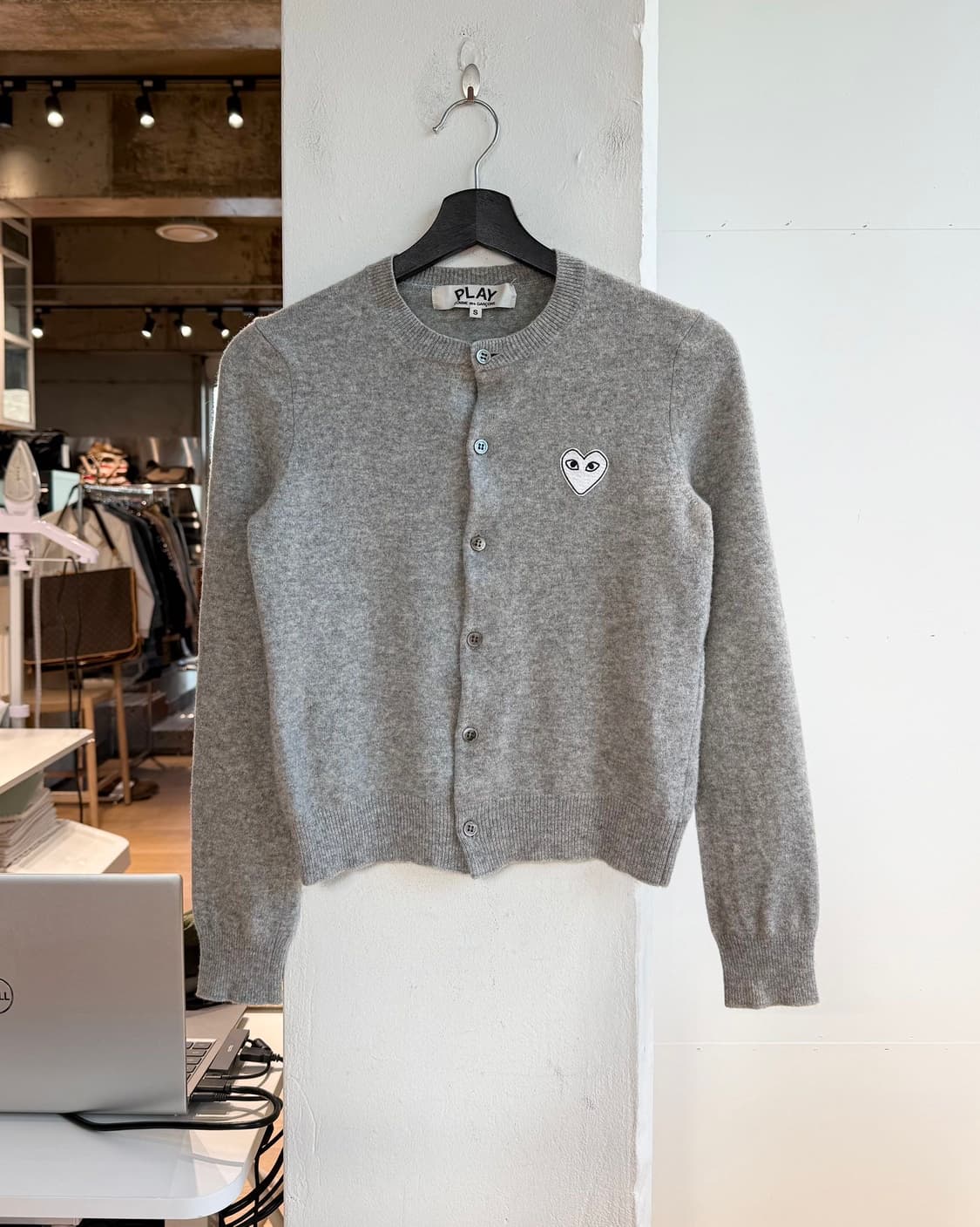 꼼데가르송 플레이 그레이 화이트와펜 가디건  상품이미지2