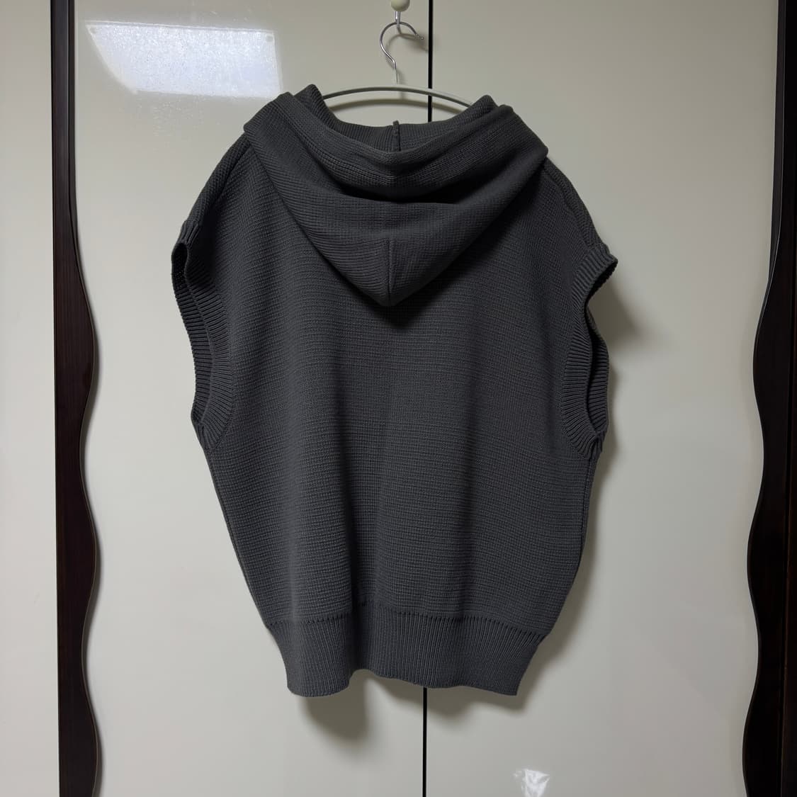 WEEKEND 오버사이즈 후드 베스트 차콜 상품이미지3