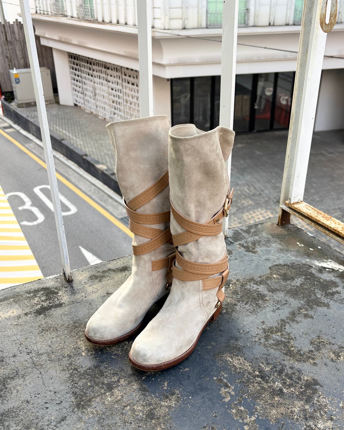 루이비통 모노그램 스트랩 스웨이드 롱 부츠 상품이미지1