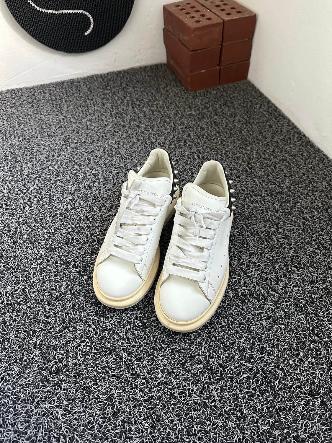 알렉산더 맥퀸 스터드 오버솔 스니커즈 39/240 상품이미지4