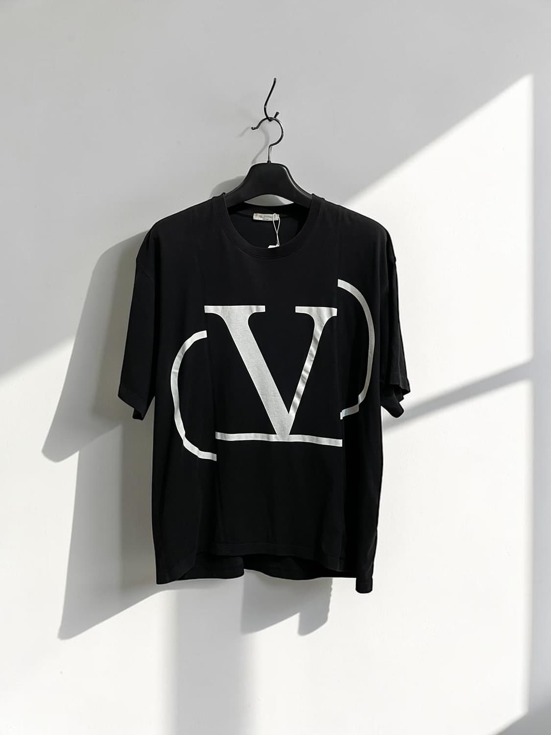 발렌티노 VLTN 로고 반팔 티셔츠 블랙 상품이미지1